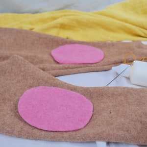 1 pair of wool felt patches upcycling wool for repairing woolen clothing in pink oval shape