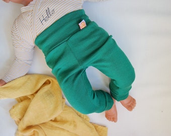 Pantalon bébé 62/68 en laine upcyclée en vert woodruff