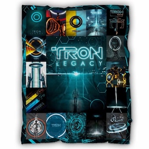 Peut inclure: Une couverture bleu sarcelle et noire avec des images du film "Tron: Legacy". La couverture présente diverses scènes et logos du film, dont le titre "Tron Legacy" dans une police de style néon. Le design intègre des formes géométriques et des éléments futuristes.