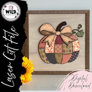 Peut inclure: Fichier de découpe laser en bois représentant une citrouille patchwork avec un nœud et des détails de vigne. La citrouille est composée de diverses pièces à motifs dans les tons orange, marron et rouge. Le texte "Laser Cut File" et "Digital Download" est également visible.