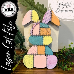 Puede incluir: Decoración de conejito de madera colorida con diseño de patchwork. El conejito tiene orejas grandes y está hecho de varias piezas de colores pastel cosidas. Se ven las palabras "Digital Download".