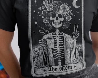 Het T-shirt met de tarotkaart 'Moeder', een cadeau voor een gothic moeder, een T-shirt met een skelet als moeder, een heksenachtig T-shirt voor moeders, een gothic T-shirt over moederschap, een cadeau met zwarte humor en tarotthema.