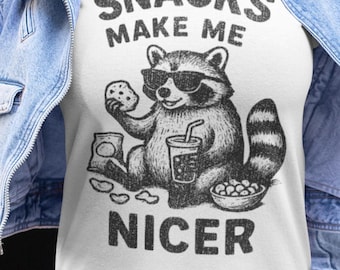 Shirt grappige wasbeer, Snacks Make Me Nicer Tee, snack minnaar cadeau, shirt foodie humor, schattig grafisch T-shirt vuilnispanda
