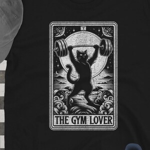 Chemise pour les amateurs de sport, chemise cartes de tarot, humour chat, blague sur l'entraînement, tarot fitness, fan de sport, t-shirt drôle de sport, parodie de sport, meme de sport, cadeau blague de sport