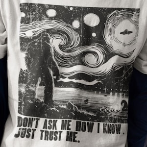 Big Foot UFO-Verschwörung Shirt, fragen Sie mich nicht T-Shirt, lustiges Sasquatch Alien Shirt, Sasquatch Verschwörungstheory Shirt, Retro Cryptid Grafik Geschenk