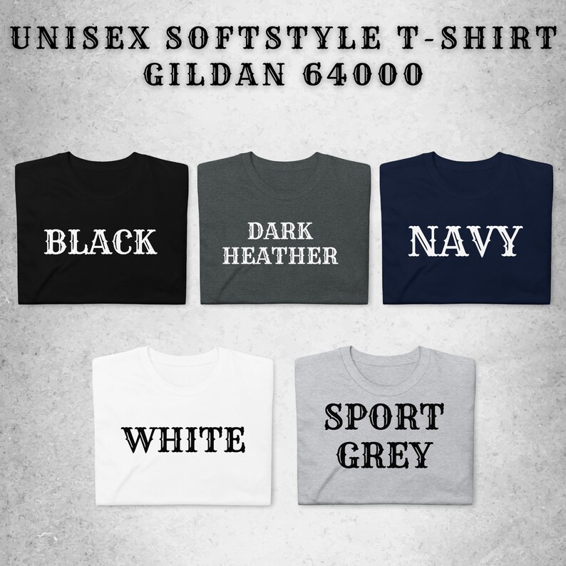 Puede incluir: Cinco camisetas dobladas en diferentes colores: negro, gris oscuro jaspeado, azul marino, blanco y gris deportivo. Cada camiseta tiene una etiqueta de texto blanca con el nombre del color.