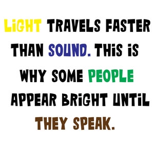 Op de afbeelding: Een humoristische, tekstgebaseerde afbeelding met de woorden "LIGHT TRAVELS FASTER THAN SOUND. THIS IS WHY SOME PEOPLE APPEAR BRIGHT UNTIL THEY SPEAK."