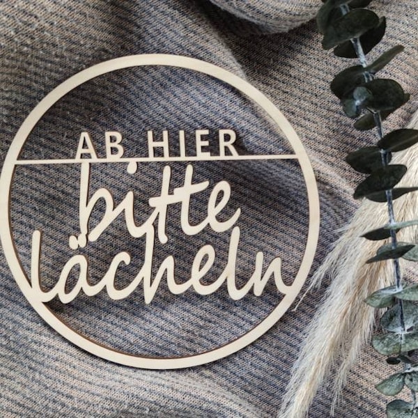 Ab hier bitte lächeln | Türkranz Holz | Einzugsgeschenk