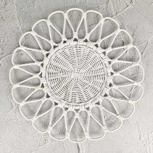 Mantel individual de ratán con forma de flor blanca, decoración de pared bohemia, juego de platos de carga de ratán, centro de mesa para boda