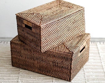 Ein Paar dunkelbraune gewebte Rattan-Aufbewahrungsbox mit Deckel, große Organizer-Box, Weiden-Rechteck-Behälter