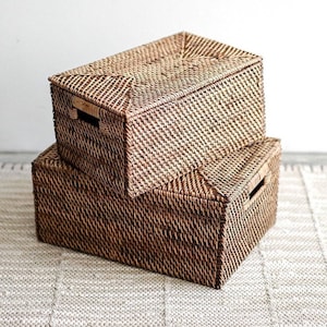 Une paire de boîtes de rangement en rotin tressé marron foncé avec couvercle, grande boîte de rangement, récipient rectangulaire en osier