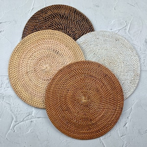 Sets de table ronds en rotin fabriqués à la main, dessous de verre en rotin, sets de table en paille, décoration de ferme, décoration de table bohème - Option 4 couleurs