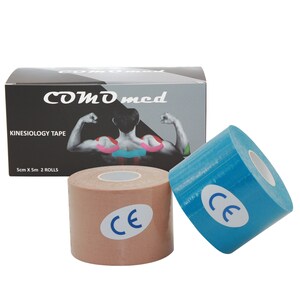 Op de afbeelding: Twee rollen kinesiologietape, een beige en een blauwe, met de merknaam "COMD med" en het CE-keurmerk op elke rol. De tape is 5 cm breed en 5 m lang.