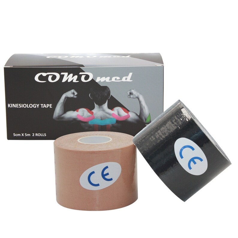 Op de afbeelding: Twee rollen kinesiologietape, een beige en een zwarte, met een CE-markering op elke rol. De tape is 5 cm breed en 5 m lang. De doos is zwart met witte tekst die "COMD med Kinesiology Tape 5cm x 5m 2 ROLLS" luidt.