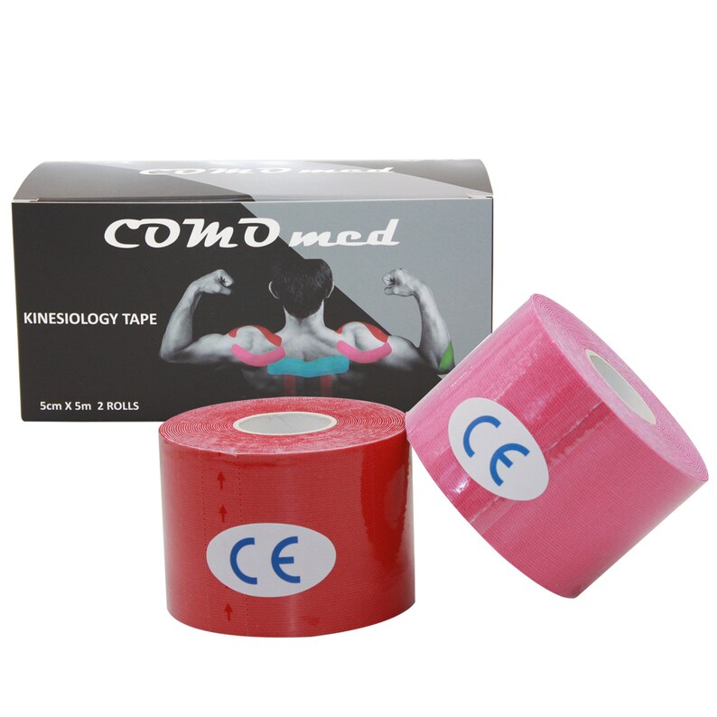 Op de afbeelding: Twee rollen kinesiologietape, een rode en een roze, met de merknaam "COMD med" en het CE-keurmerk op elke rol. De tape is 5 cm breed en 5 m lang.