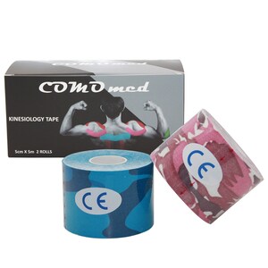 Op de afbeelding: Twee rollen kinesiologietape, een blauwe en een roze, met een camouflagepatroon. De tape is 5 cm breed en 5 m lang. De doos toont een persoon met de tape op hun rug. De doos heeft ook de tekst "COMD med" en "KINESIOLOGY TAPE" erop.