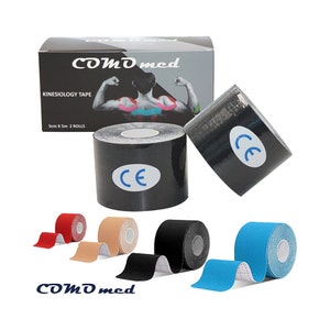 Puede incluir: Un conjunto de cinco rollos de cinta kinesiológica de diferentes colores: rojo, beige, negro, azul y negro. La cinta tiene 5 cm de ancho y 5 m de largo. La cinta está etiquetada como "COMDmed Kinesiology Tape" y tiene una marca CE.