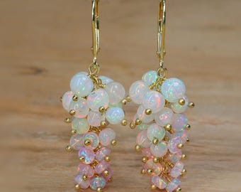 Multi Feuer Runde weißer Opal Perlen Ohrring, natürliche Opal Perlen Cluster Ohrring, Opal baumeln Ohrringe für Frauen, handgemachte Ohrringe Geschenk