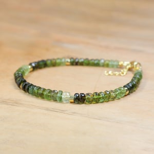 Pulsera de cuentas de turmalina en tonos verdes naturales, pulsera de oro con cuentas de turmalina genuina, pulsera con piedra de nacimiento, pulsera hecha a mano como regalo