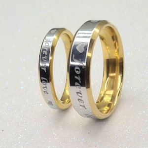 Pierścionki ze stali nierdzewnej o średnicy 6 mm i 4 mm w kolorze srebrnym i złotym z napisem „forever love”. Możliwość personalizacji z BEZPŁATNYM GRAWEREM.
