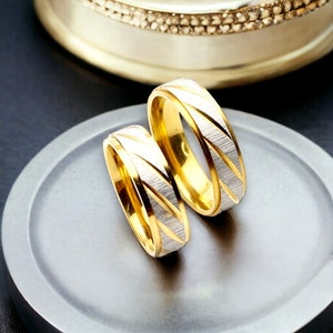 ANGEBOT – Packung mit 2 Edelstahl-Allianzen in zwei Farben, 6 mm breit.  KOSTENLOSE GRAVUR. Verlobung, Hochzeit, Paare, Geschenk.