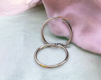 2 cm diameter hoops in silver-colored stainless steel.