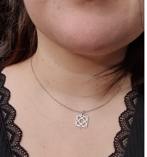Collana con ciondolo fiore di lana cotta - Gioielli - Collane - di