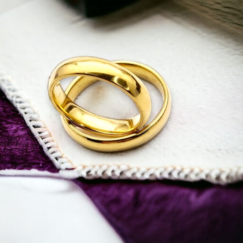 OFERTA Pack 2 alianzas de acero inoxidable doradas 4mm ancho. GRABADO GRATIS. compromiso, boda, parejas, regalo. imagen 2