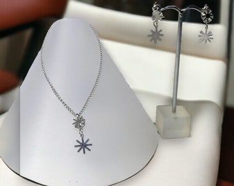 Set met stalen sterren hanger en oorknopjes met kristal en ketting voor dames of meisjes als cadeau of voor jezelf.