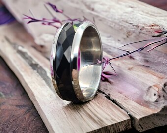 Bague en acier de 8 mm en noir et argent. Personnalisable avec GRAVURE GRATUITE. pour hommes et femmes.