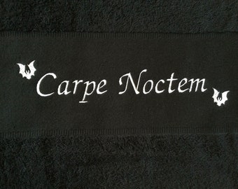 Gothic-Duschtuch Carpe Noctem