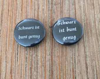 Button „Schwarz ist bunt genug“