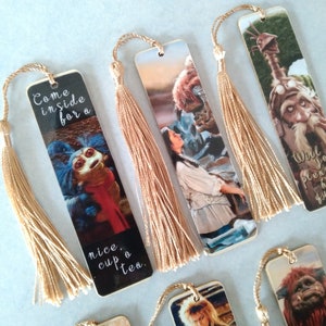 K&ouml;nnte beinhalten: Satz von acht Lesezeichen mit Figuren aus dem Film Labyrinth. Jedes Lesezeichen zeigt eine andere Figur und ein Zitat aus dem Film. Die Lesezeichen sind aus stabilem Karton und haben einen goldenen Quasten.