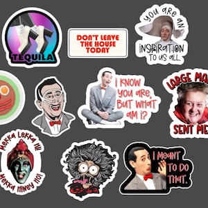 Puede incluir: Un conjunto de nueve pegatinas con varios personajes y frases de programas de televisión populares. Las pegatinas están impresas en vinilo blanco con texto rojo, negro y blanco. Las pegatinas incluyen un personaje del programa "The Nanny", un personaje del programa "The Golden Girls" y un personaje del programa "The Adventures of Pete & Pete".