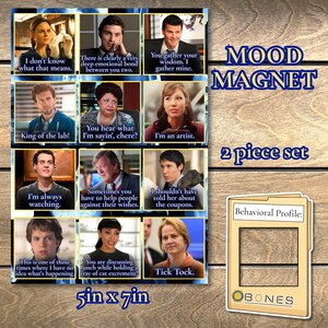 Puede incluir: Un juego de dos imanes de ambiente con citas de la serie de televisi&oacute;n "Bones". Los imanes miden 12,7 cm por 17,8 cm e incluyen una tarjeta de "Perfil de comportamiento". Tambi&eacute;n se ven las palabras "Mood Magnet" y "2 piece set".