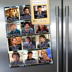 Puede incluir: Una impresi&oacute;n rectangular con citas e im&aacute;genes de la serie de televisi&oacute;n "Bones", adherida a un refrigerador. Las citas incluyen "No s&eacute; lo que eso significa" y "T&uacute; re&uacute;nes tu sabidur&iacute;a, yo re&uacute;no la m&iacute;a."