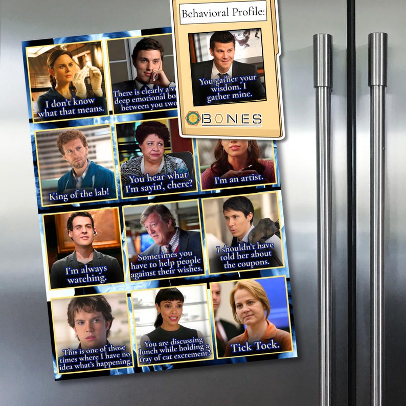 Puede incluir: Una impresi&oacute;n rectangular con citas e im&aacute;genes de la serie de televisi&oacute;n "Bones", adherida a un refrigerador. Las citas incluyen "No s&eacute; lo que eso significa" y "T&uacute; re&uacute;nes tu sabidur&iacute;a, yo re&uacute;no la m&iacute;a."
