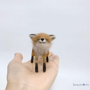Smiling Needle Felted Fox cub Figurine – Handmade Wool Baby Animal Sculpture, Miniature Woodland Fox Gift, One-of-a-Kind Wool Art Decor