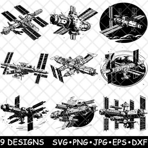Könnte beinhalten: Neun Schwarzweiß-Vektorillustrationen der Internationalen Raumstation in verschiedenen Positionen. Die Raumstation ist mit Solarpaneelen, einem zentralen Modul und anderen Details dargestellt. Einige Illustrationen zeigen die Raumstation im Orbit um die Erde, während andere sie in einer isolierteren Umgebung zeigen.