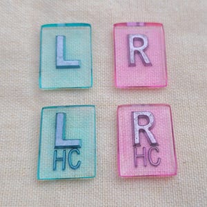 1 jeu de petits marqueurs radiographiques (1 L et 1 R) avec initiales (3 caractères max.), parfaits pour les extrémités et la pédiatrie, minimaliste