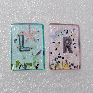 1 paire de marqueurs radiographiques pailletés/fleurs, jusqu'à 3 initiales disponibles, minimalisme