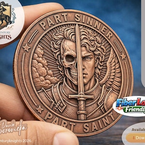 Puede incluir: Una moneda de bronce con el texto "PART SINNER PART SAINT" y una ilustración detallada de una cara mitad calavera y mitad ángel dividida por una espada. La moneda también presenta el texto "14TH CENTURY KNIGHTS".
