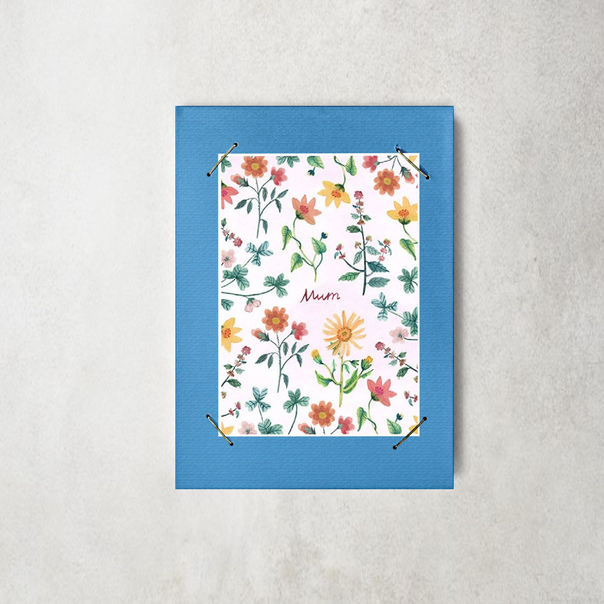 Cadeau Fête Des Mères Un Cadre Coloré Fait Main et Une Carte Postale , Joliment Enveloppés Dans Coup