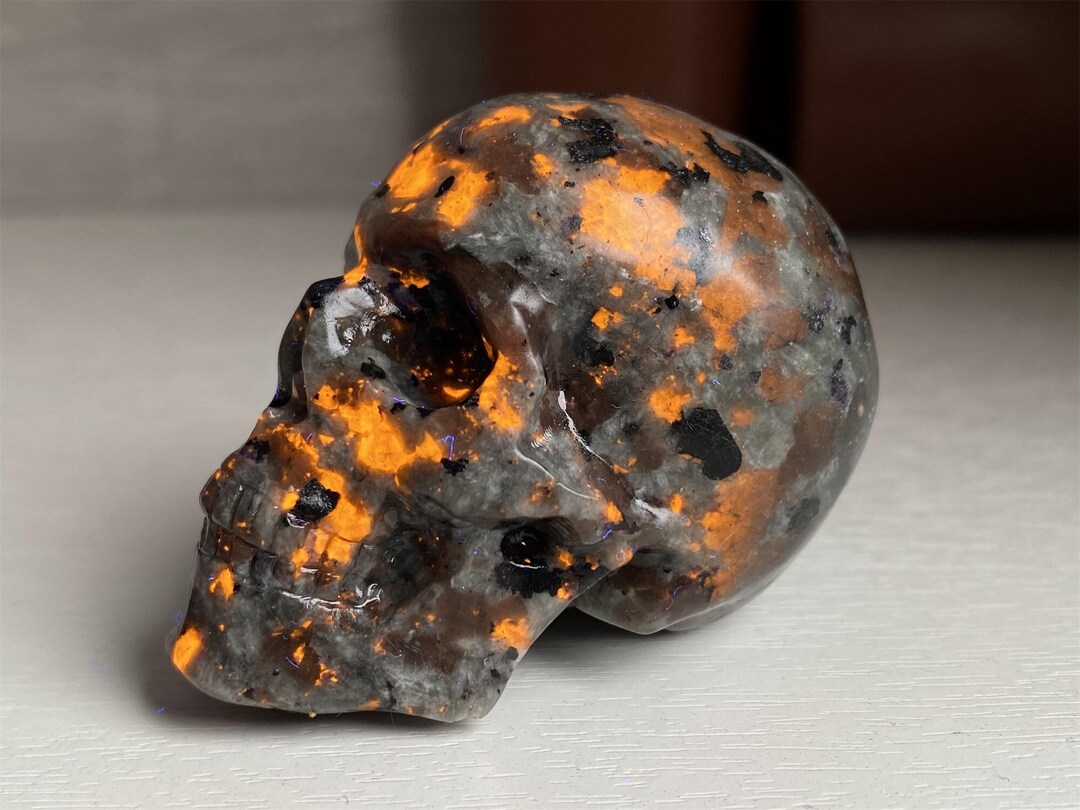 2&#39;&#39; Natural Hand Carved Yooperlite skull，Crystal skull，Skull Carved，Yooperlite Skull，Crystal skull healing stone，Crystal Gifts 1PC