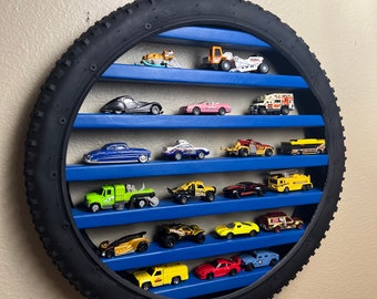 Spielzeugauto-Reifenregal, personalisierter Laser gravierter 26-Zoll-Reifen  - Etsy.de