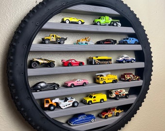 Estante de neumáticos personalizado original // Exhibición de coches de juguete // Exhibición de trenes de juguete // Almacenamiento de coches de juguete // Arte de pared // Estante de neumáticos de bicicleta