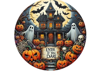 Może przedstawiać: Okrągła ilustracja o tematyce Halloween przedstawiająca nawiedzony dom ze świecącymi oknami, dwa duchy i szkielet otoczony dyniami. Na tabliczce przed domem widnieje napis "Enter If You Dare".