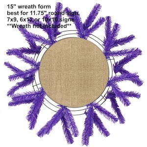 K&ouml;nnte beinhalten: Ein 15 Zoll gro&szlig;er Kranzrohling aus Draht mit violetten Kunsttannenspitzen. Der Kranzrohling ist am besten f&uuml;r runde Schilder mit 11,75 Zoll, 7x9, 6x12 oder 10x10 geeignet. "Kranz nicht im Lieferumfang enthalten" steht auf dem Bild.