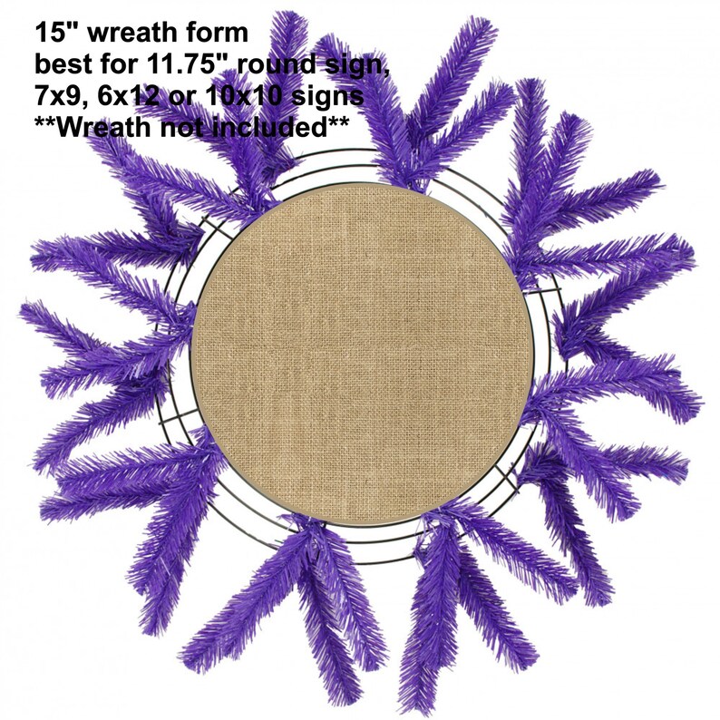 K&ouml;nnte beinhalten: Ein 15 Zoll gro&szlig;er Kranzrohling aus Draht mit violetten Kunsttannenspitzen. Der Kranzrohling ist am besten f&uuml;r runde Schilder mit 11,75 Zoll, 7x9, 6x12 oder 10x10 geeignet. "Kranz nicht im Lieferumfang enthalten" steht auf dem Bild.