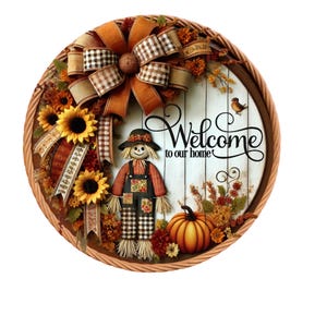 Letrero de corona de bienvenida a nuestro hogar con espantapájaros, girasol y calabaza, letrero de corona de otoño, letrero de corona de metal, decoración de puerta, creaciones de letreros de Lindys